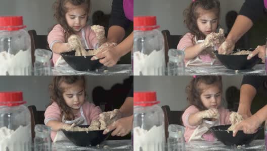小女孩和妈妈在厨房做饭的4K视频高清在线视频素材下载