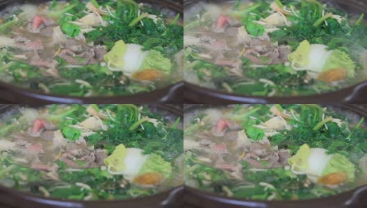 韩式菠菜牛肉汤，或者用韩语来说。白开水配各种蛤蜊。下厨用烟熏的鲜美。高清在线视频素材下载