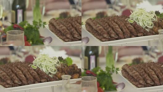 餐厅餐桌上的亚美尼亚卢拉烤肉配洋葱丁高清在线视频素材下载