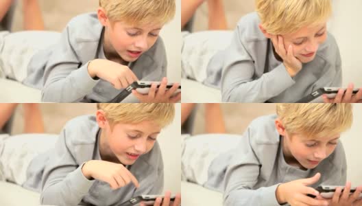 白人儿童与现代无线平板电脑高清在线视频素材下载