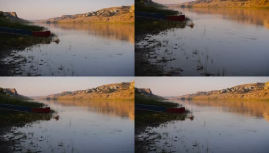 在蒙大拿的密苏里河岸上有三只独木舟高清在线视频素材下载