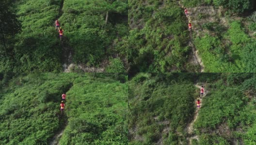 两名女性朋友在热带雨林的山坡上跑超级马拉松的鸟瞰图，4k高清在线视频素材下载