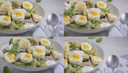 传统的土豆沙拉，培根和鸡蛋放在白色的碗里。高清在线视频素材下载
