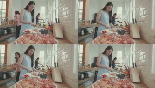 泰国家庭在厨房准备烧烤高清在线视频素材下载