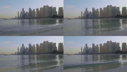 商务湾区全景，晨光映照大海。阿拉伯联合酋长国迪拜中心最高建筑的天空。高清在线视频素材下载