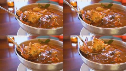 泰国汤，海鲜和混合蔬菜在橙色辣罗望子和香料汤。高清在线视频素材下载