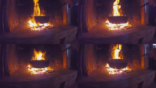 秋天的一天，用平底锅在火上烤栗子高清在线视频素材下载