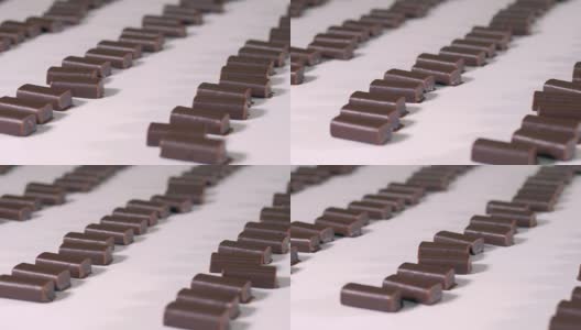 现成的巧克力糖果正在糖果工厂的生产线上移动。高清在线视频素材下载