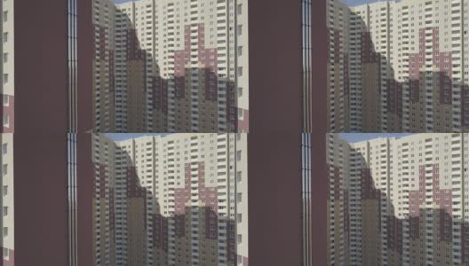 鸟瞰图。城市中新建的高层公寓楼的综合体。在房子的墙上挂着画用的管子高清在线视频素材下载