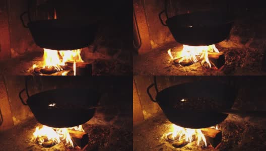 秋天的一天，用平底锅在火上烤栗子高清在线视频素材下载