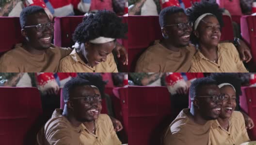 一对非洲裔美国夫妇在看喜剧电影，在电影院玩得很开心高清在线视频素材下载