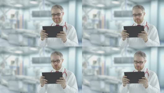 医生使用他的平板电脑远程医疗电话。用红色相机拍摄高清在线视频素材下载