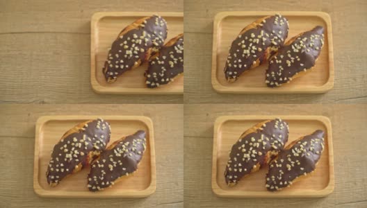 牛角面包加巧克力和坚果高清在线视频素材下载