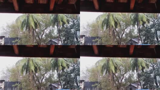 雨水从屋顶滴落下来。印度马哈拉施特拉邦Konkan的大雨。高清在线视频素材下载