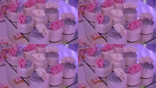 美味的饼干和蛋糕放在婚礼糖果条上高清在线视频素材下载