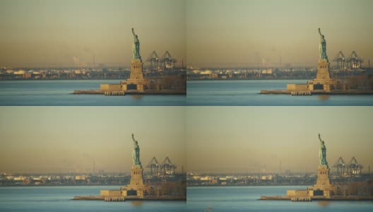 自由女神像在纽约港的时间流逝与货运卡车在纽约港和新泽西高清在线视频素材下载