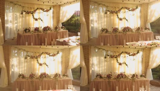 婚礼餐桌的乡村风格装饰与盘子，饮料和鲜花在粉红色和米黄色。宴会餐桌上玫瑰的植物组成高清在线视频素材下载