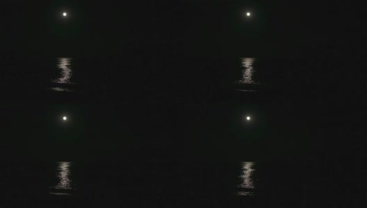 晚上海上有满月和月光。高清在线视频素材下载