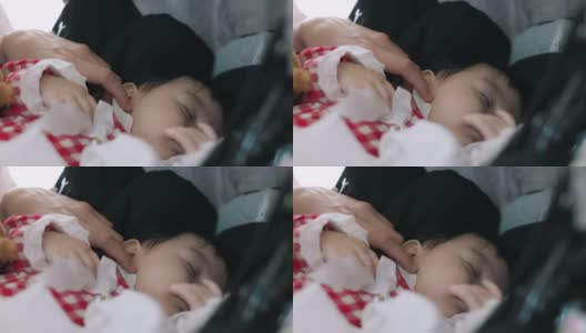 爸爸在宝宝睡觉时抚摸她的脸颊。高清在线视频素材下载