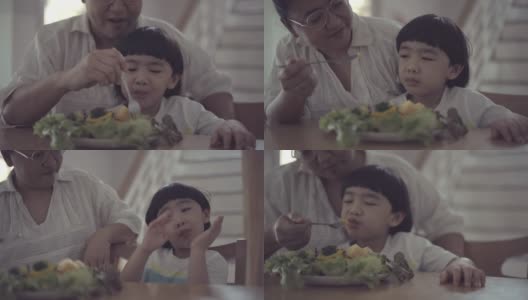 男孩和妈妈一起吃蔬菜高清在线视频素材下载