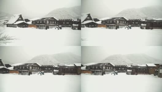 扫雪:白川村日本人的房屋正在下雪高清在线视频素材下载