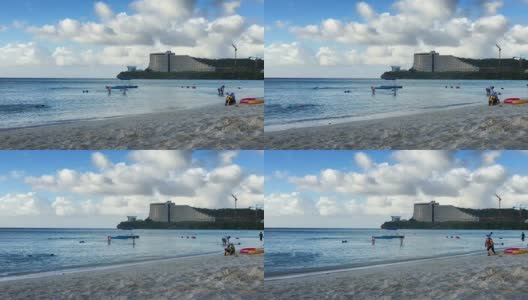 热带度假胜地的海滩游客高清在线视频素材下载