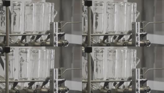 清洗玻璃瓶的机器的工作机构。特写照片高清在线视频素材下载