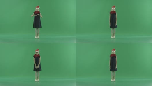 小可爱的女孩在圣诞帽吸引心在空气中，色度键的背景高清在线视频素材下载