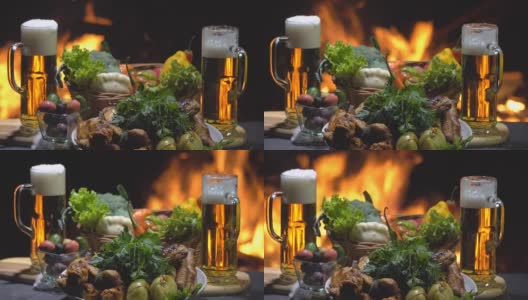 两杯啤酒，蔬菜和烤香肠，用摄影车拍摄高清在线视频素材下载