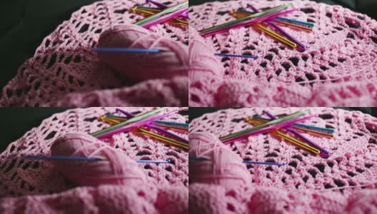 爱好和生活方式:编织，制作人造花和装饰品。粉红色的针织布，线团，一套钩子。多莉锅里高清在线视频素材下载