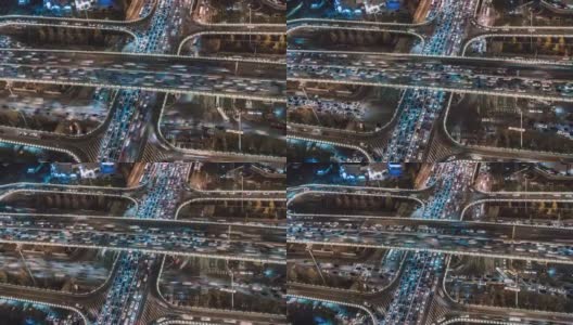 T/L ZO无人机视角下的立交桥和城市交通在夜间高清在线视频素材下载