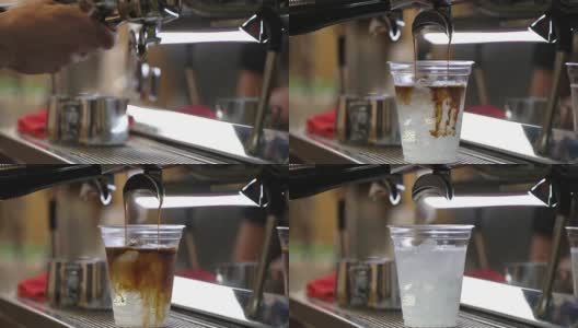 特写新鲜冰咖啡，冷咖啡与冰块在一次性透明杯简单地倒在冰。意大利浓缩咖啡机。咖啡文化和专业的咖啡制作、咖啡送走、服务、餐饮理念高清在线视频素材下载