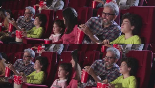 父亲和儿子在看电影高清在线视频素材下载