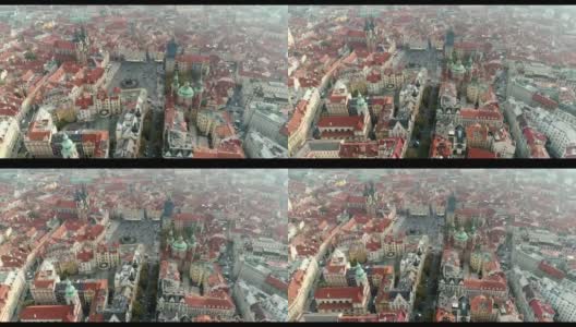 全景从上面的布拉格城堡，城市的空中，从上面看布拉格的城市景观，飞过城市，俯视图，伏尔塔瓦河，查尔斯桥，布拉格高清在线视频素材下载