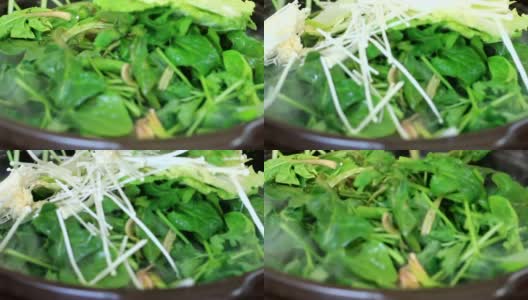 韩式菠菜牛肉汤，或者用韩语来说。白开水配各种蛤蜊。下厨用烟熏的鲜美。高清在线视频素材下载