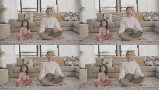 亚洲母亲和混血亚洲女儿在家练习瑜伽在线流课程，家庭在线学习一起，健康的生活方式健康的理念高清在线视频素材下载