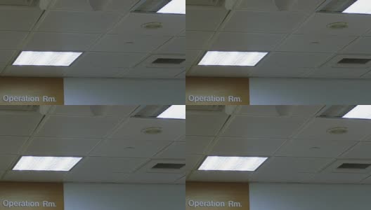手术室门的天花板向下倾斜以显示标志高清在线视频素材下载
