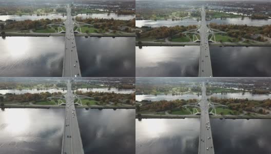 拉脱维亚里加的多加瓦河大桥上的汽车无人机俯视图观看4K超高清视频高清在线视频素材下载