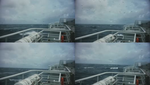 在波涛汹涌的海面上出海的拖网渔船高清在线视频素材下载