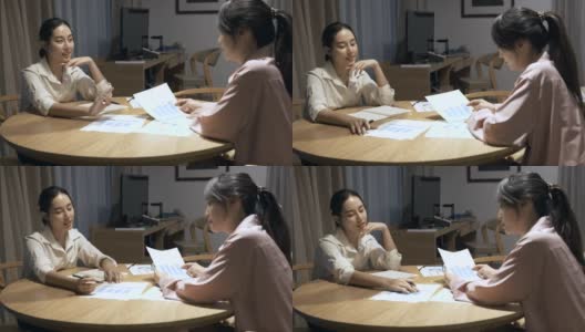 两个亚洲女性在家里工作的时候讨论市场营销的场景高清在线视频素材下载
