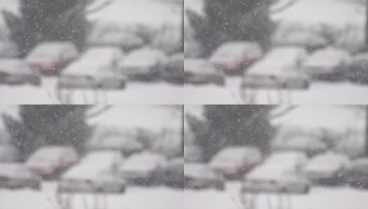 在冬季大雪的背景下，一个停车场有汽车，拷贝空间。慢镜头,暴雪高清在线视频素材下载