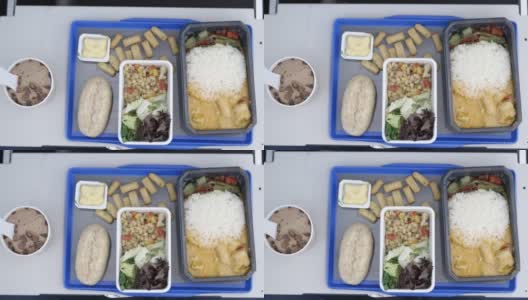 灰蓝相间的托盘上放着飞机上的食物高清在线视频素材下载