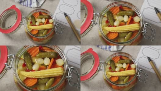 玻璃罐与新鲜腌菜混合近距离高清在线视频素材下载
