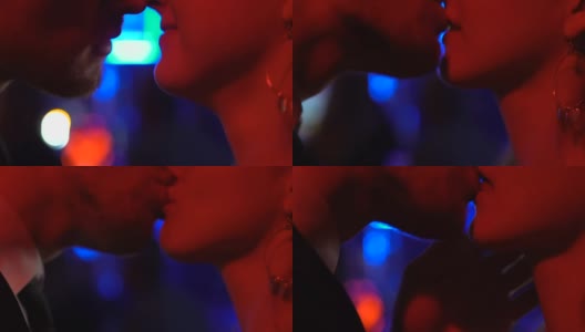 男女朋友在派对上接吻，一夜情，激情，亲密高清在线视频素材下载