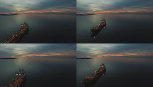 油轮夜间在海上航行的航拍高清在线视频素材下载