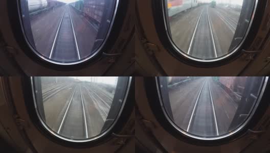 从窗口看到最后一节或几节火车车厢，枕木和铁轨跑向远方高清在线视频素材下载