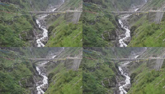 西藏美丽的瀑布和五彩祈福旗高清在线视频素材下载