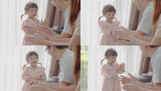 亚洲父母教他们的小女儿如何洗手。高清在线视频素材下载