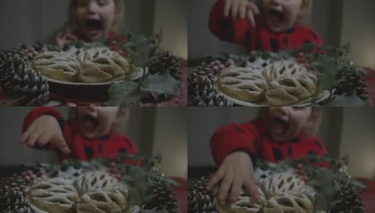 一个可爱的小女孩在没人的时候抓了一个美味的圣诞布丁高清在线视频素材下载