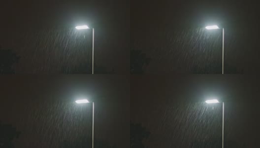 雨夜。孤独的路灯柱高清在线视频素材下载